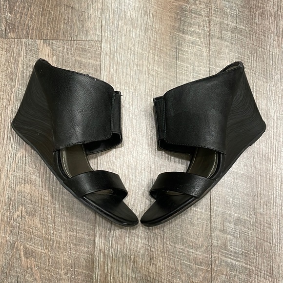 Kenneth Cole Reaction Shoes - Kenneth Cole reaction vegan leather black wedge pump heel size 7